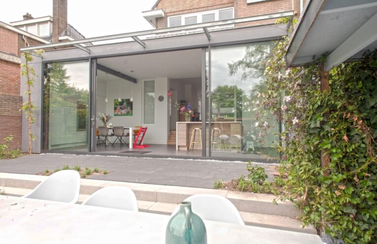 moderne-pergola-staalkabel-tuin-terras-glazen-pui-jaren-dertig